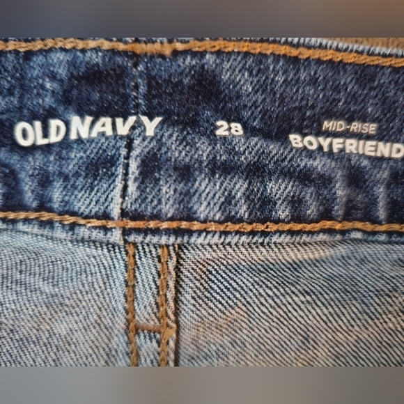Old Navy Plus Size Mid-Rise Boyfriend Distressed/Destroyed Crop Jeans Size 28 W - Picture 4 of 9